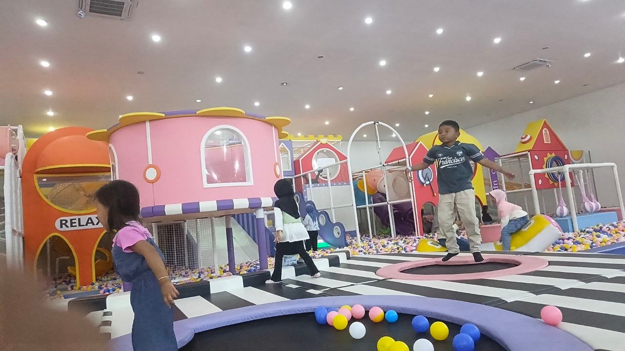 Sejumlah anak tampak asyik bermain di Momikuland Playground